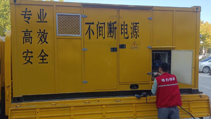 秦安柴油发电机组和UPS电源配合使用时，如何避免切换过程中的电力中断？